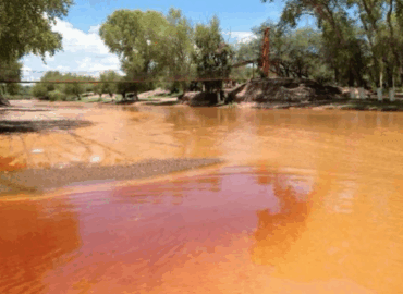 río contaminado con metales pesados