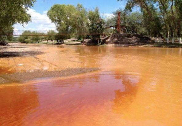 río contaminado con metales pesados